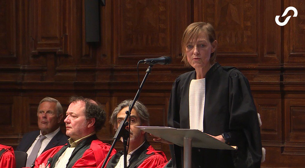 Antwerps stafhouder Katrien Crauwels spreekt de advocaat-stagiars toe bij hun eedaflegging cover